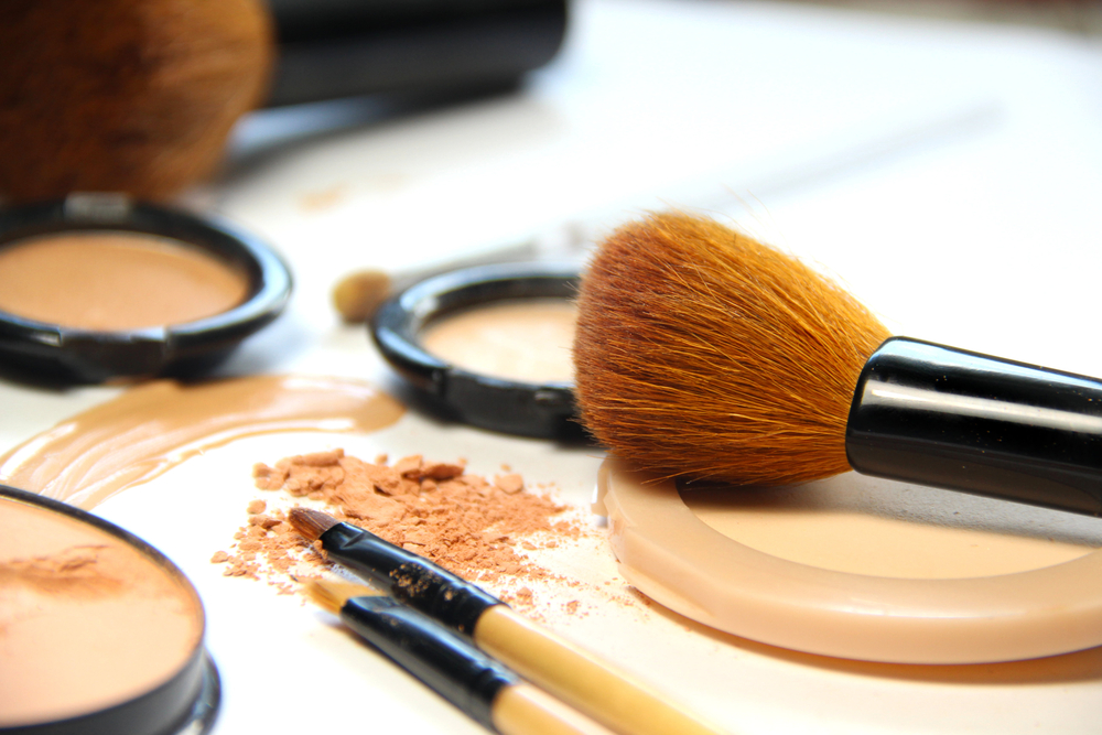 How To Fix Broken Makeup Using A Powder Makeup Brush